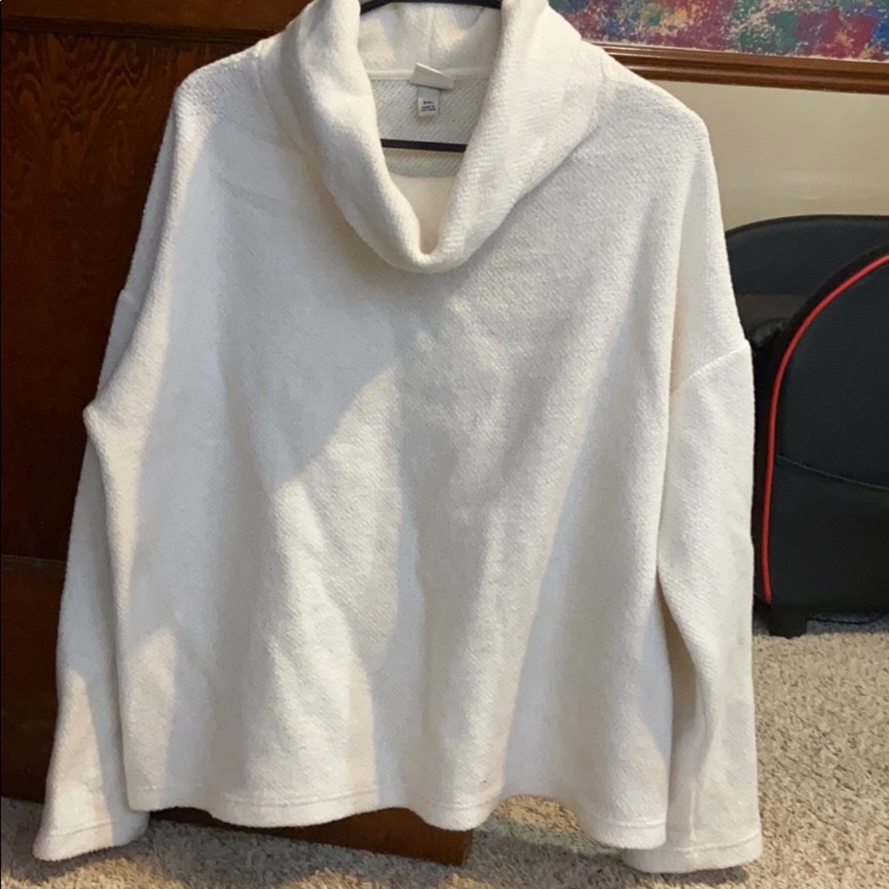 White turtle neck sweater